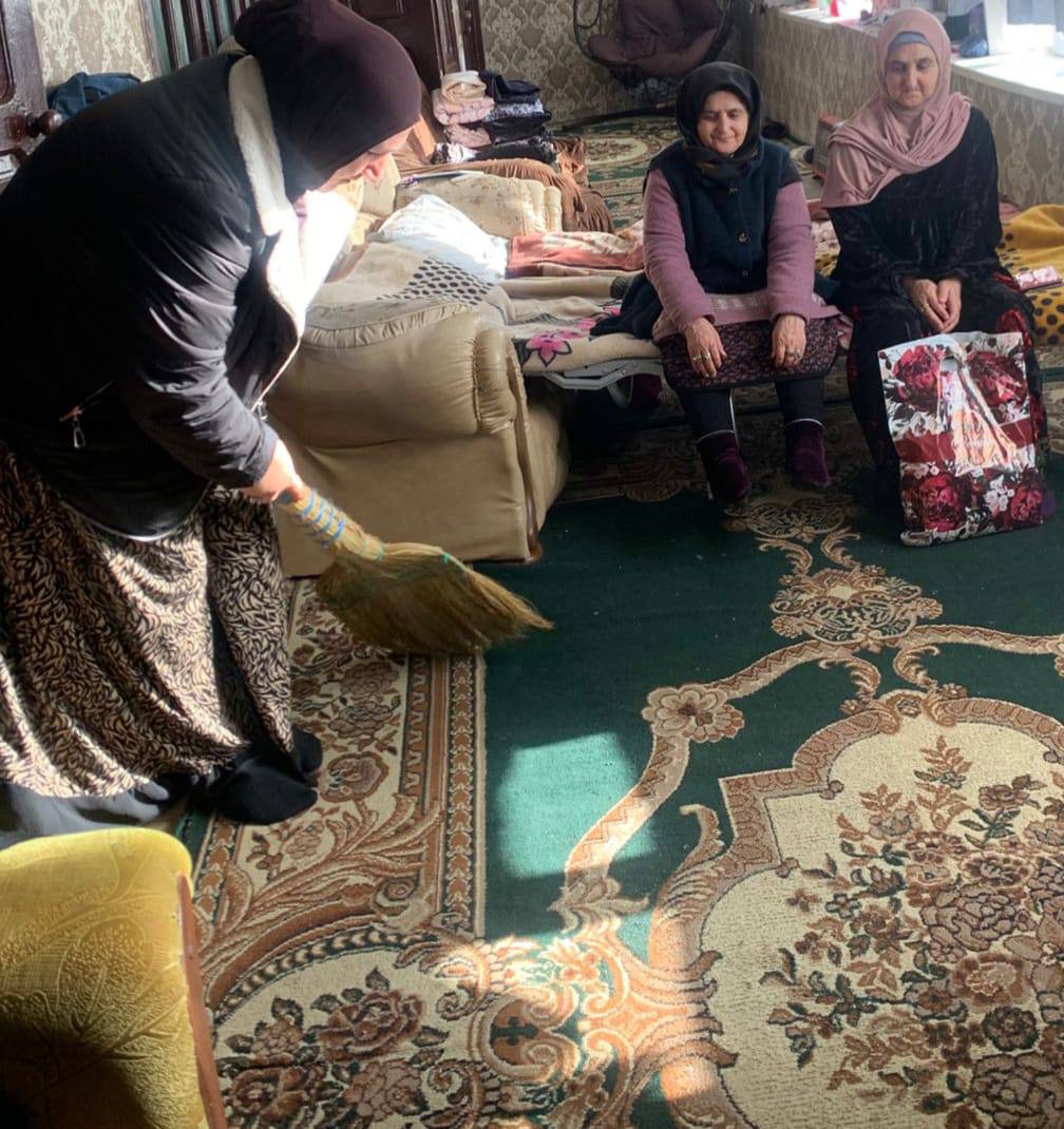 Социальный работник социального обслуживания на дому отделения № 1  Эсенбулатова Жамилат    селении Чирката посетила своих подопечных с целью оказания социальных услуг оказала им социально-бытовую услугу согласно утвержденному графику посещения.